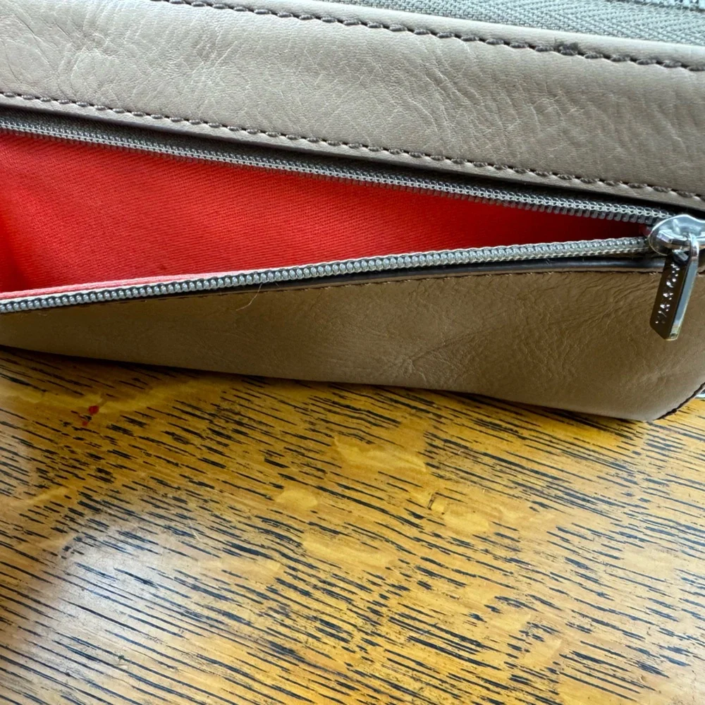Fossil Beige Zippered Bifold Leather Wallet Wristlet‎ Clutch
